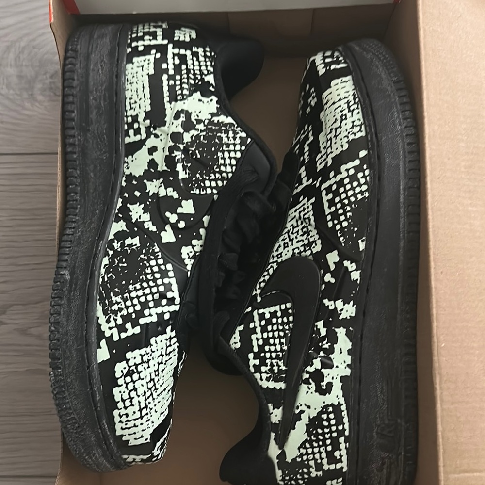 Nike Black and Green Patterned Sneakers